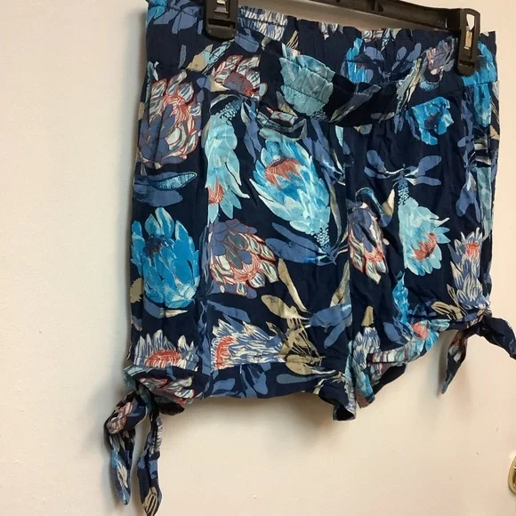 Gypsies & Moondust Brand, floral print rayon shorts, Size L. - Picture 3 of 7